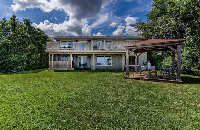Lakeview cottage near Pigeon lake with hot tub