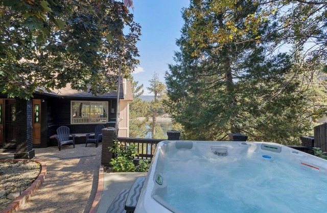 LakeView, GameRoom & Jacuzzi Fun