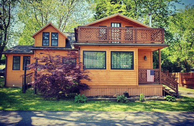 LAKEVIEW Hot Tub Retreat Near Wineries!