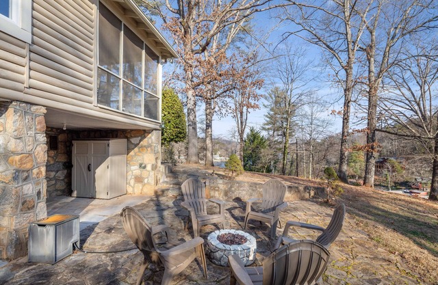 Lakeview Lodge - Screened Porch with Lake View, Fire Pit, Fireplace, Dog Friendly