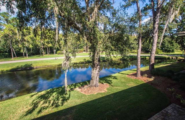 Lakeview Oasis – Cozy 1BR Condo w/Sunset Views, Full Kitchen & Patio – Perfect for Relaxation!
