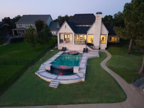 Lakeview Private Pool Hot Tub 6BR Sleeps 20 near Dallas