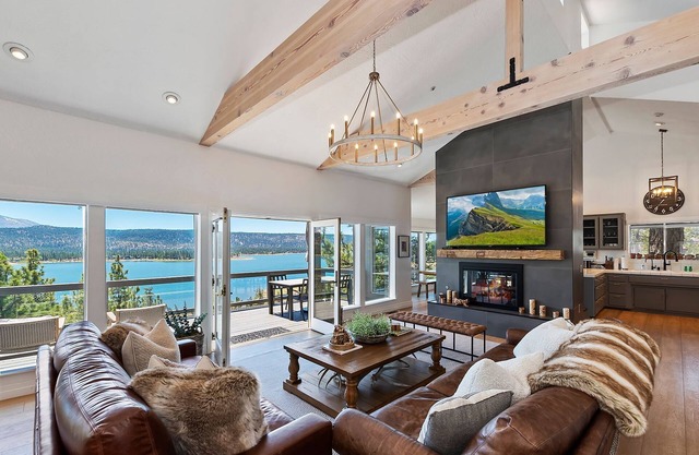 Lakeview Villa: Amazing Panoramic Lake & Mountain Views! Pool Table!