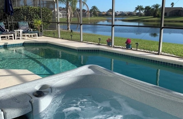 Lakeview Villa in Kissimmee, close to Disney, private pool & hot tub, pool heat