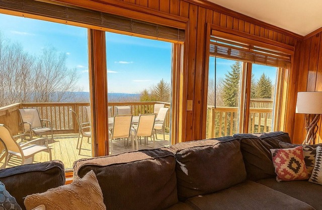 Land's End 10 - Pet-Friendly Home, Close to slopes, Pet Friendly Home, Short Walk to The Village!