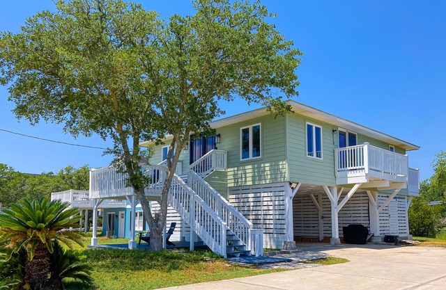 Lands End | House in Murrells Inlet on the marsh front with balcony and grill