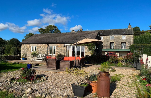 LANGTHWAITE COTTAGE, pet friendly, with hot tub in Kirkby Lonsdale