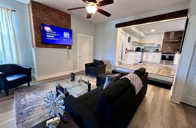 Large 1BR on hill close to everything in Pitt