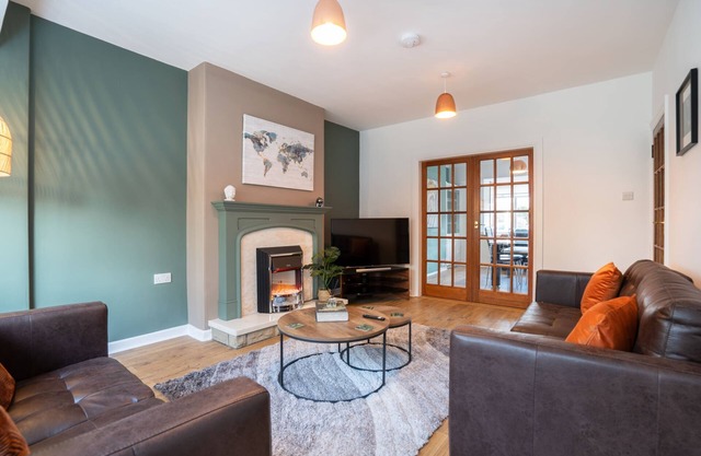 Large-2 Bed House-Free Parking