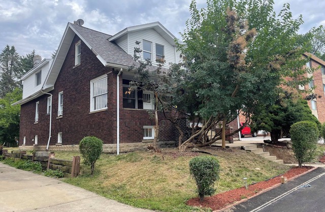 Large 2-bedroom apartment/1 Bath in nice Pittsburgh with AC
