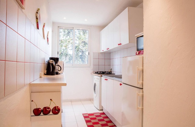 Large 2 P, fully equipped, quiet, sunny, through, near the sea