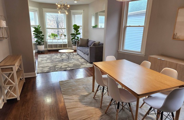 Large 3 bdrm/dining in the heart of Logan Square mins to DOWNTOWN