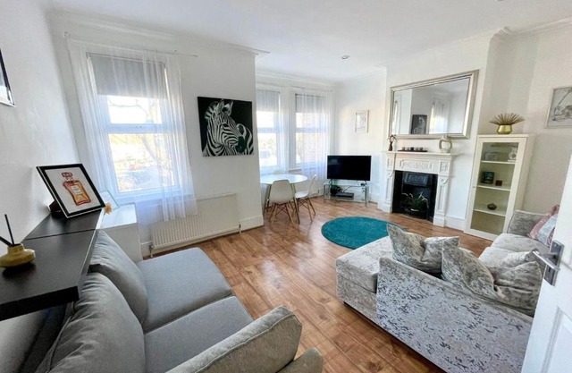 Large 3 Bedroom modern apartment close to central London