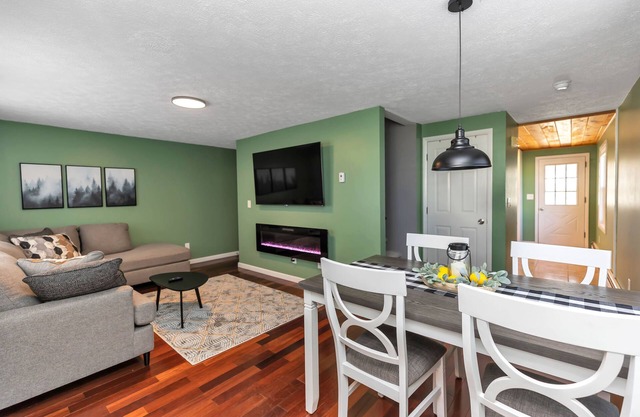 Large 3 floor Townhome with Patio, Backyard and Sauna