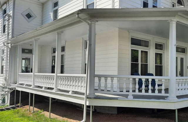 Large 4 1/2, ground floor 1915 house with 10 ft ceiling