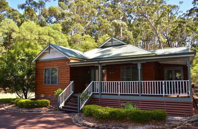 Large 4 Bedroom House with outdoor entertaining deck that offers a Spa and Pizza Oven
