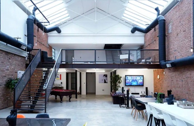 Large 4000 sq ft Loft Style 4 Bedroom Apartment