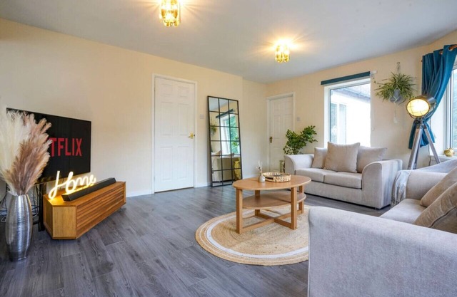 Large 5-Bed Bungalow - Sleeps 10 - Free Parking