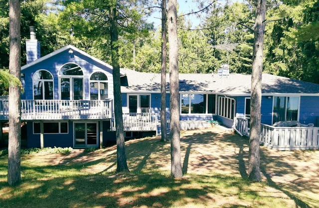 Large 5 Bedroom House with Huge 6 mile Sandy Beach On Lake Michigan State Park!