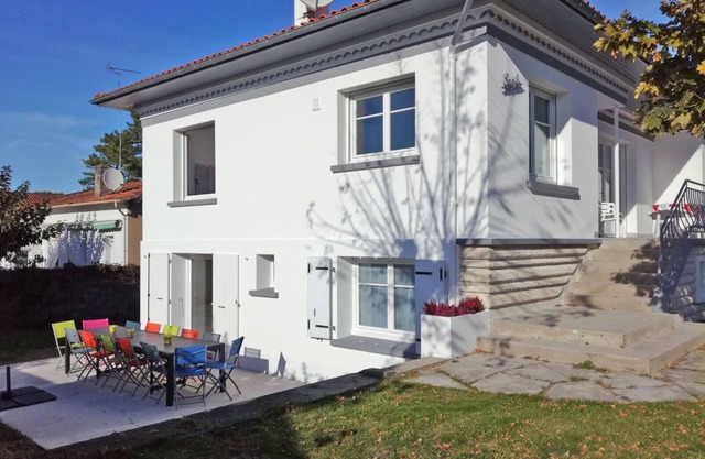 Large 5-bedroom villa, in the heart of town, close to the sea and shops, walking distance to the beach