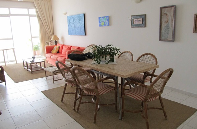 Large and bright apartment. Accommodates families. In front of the beach