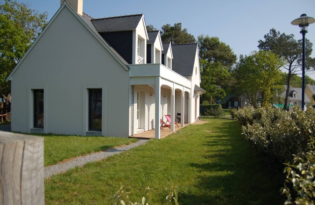 Large and bright modern house 200 m from the beach