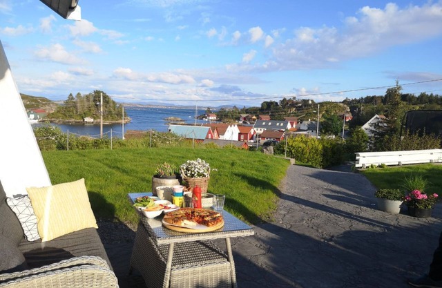 Large and cozy holiday home with stunning sea views. Quiet area in great nature.