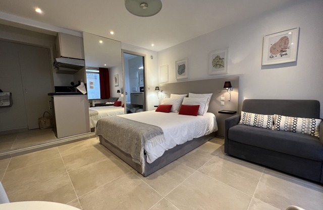 Large and Quiet Studio Fully Renovated & Ideally Located