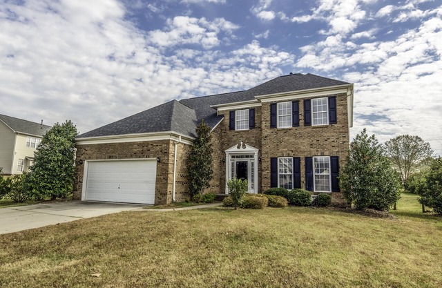 Large and Spacious Home with large backyard!*New* Near Nascar, TopGolf, Shopping
