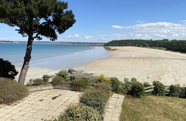 Large apartment with breathtaking beach and sea views, sleeps 6