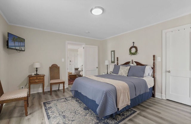 Large Apartment near Mary Washington with full kitchen & in-unit laundry