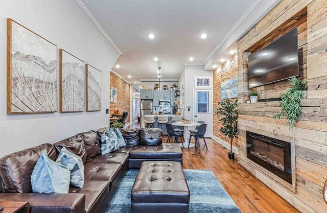Large Bi-Level 3/2 w/Patio | 10 min to DT