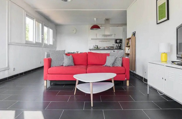 Large bright holiday apartment, near beach