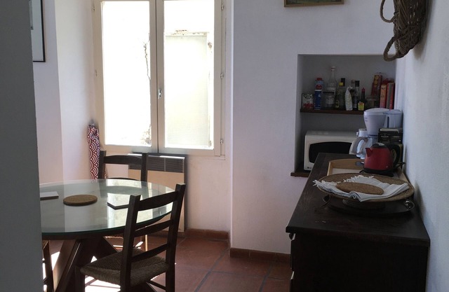 Large, bright studio in upper town, magnificent view of the port