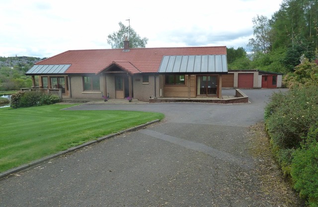 Large Bungalow With Fabulous View Overlooking Large Pond, With Views Of Crieff A
