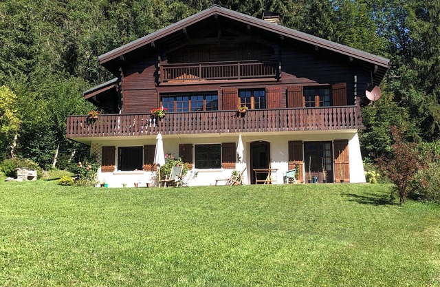 Large, comfortable family chalet facing the Dômes de Miage for 15 people