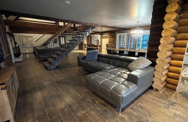 Large cabin at Crooked Lake. Perfect for large gatherings. Pet friendly.
