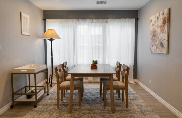 LARGE COMFORTABLE 5-BEDROOM HOME IN NORTH HOLLYWOOD (p6)