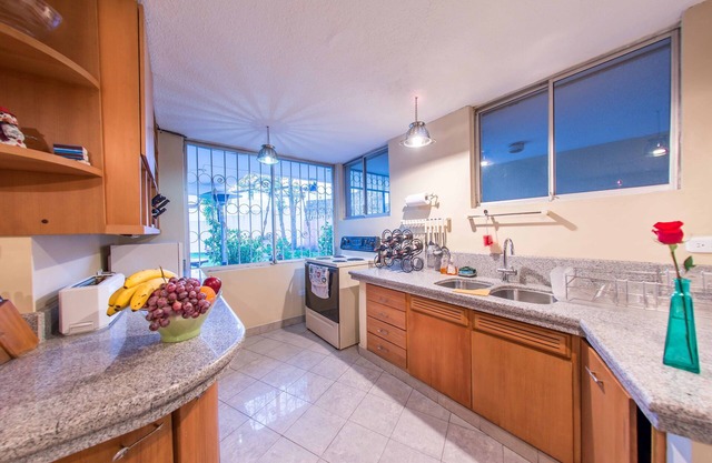 LARGE & COMFORTABLE FAMILY/WORK HOME, HI-SPEED INT AND PRIVATE YARD , SLEEPS 10