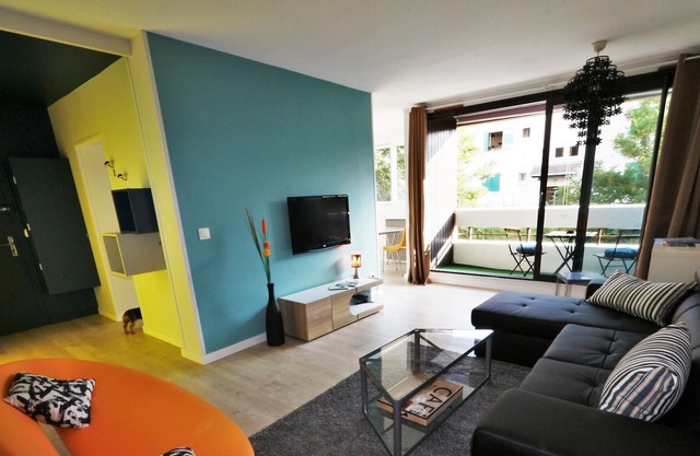 Large comfortable T2, modern and bright decor, with terrace near train station