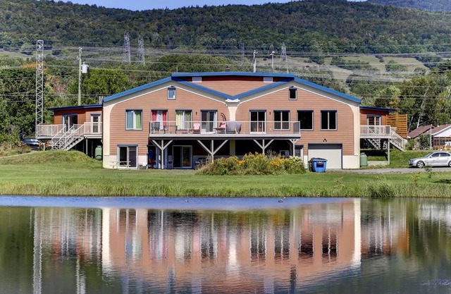 Large condo 20 min from Old Quebec city and Charlevoix. 3 bedrooms, 2 bathrooms
