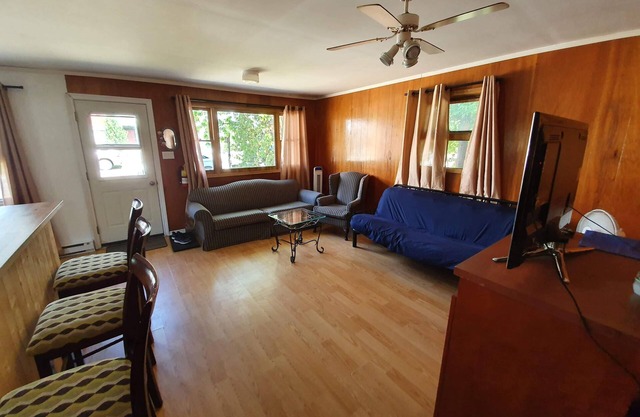 Large Cottage, 2 min Walk to Beach, BCC #1