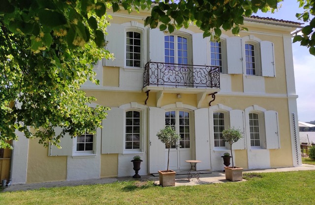 Large country cottage with swimming pool