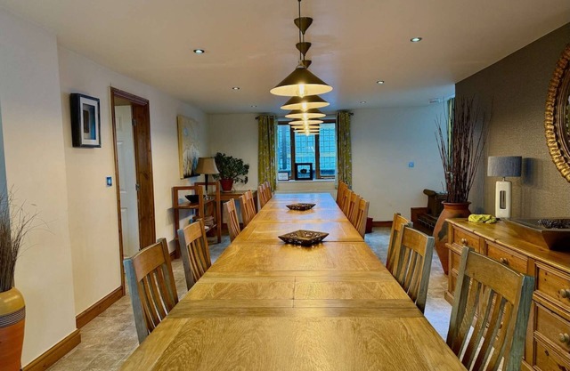 Large, Dog-friendly, Seven-bedroom Farmhouse with hot tub
