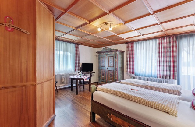 Large Double Room with Shared Garden, Balcony and Wi-Fi