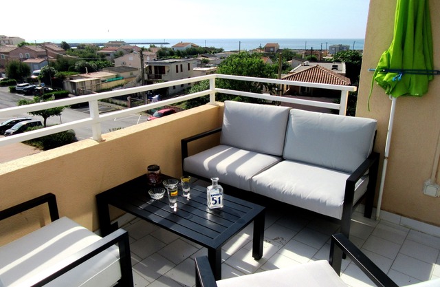 Large family apartment *, air-conditioned, sea view, garage, near beach.