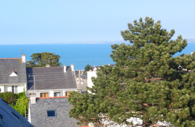 Large family home and comfortable near shops and beach