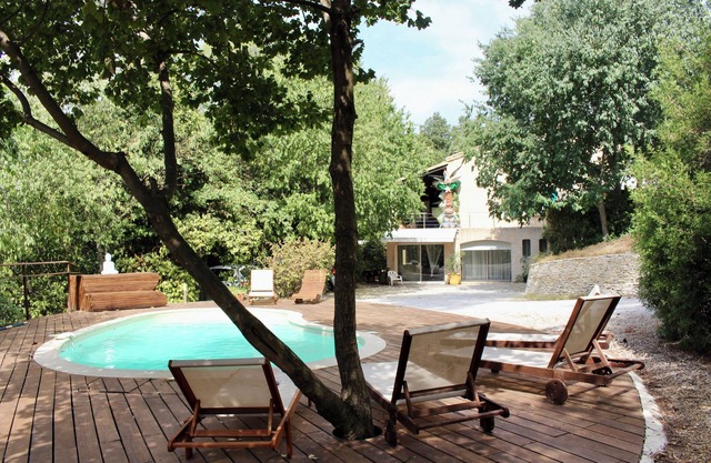 Large garden with swimming pool.