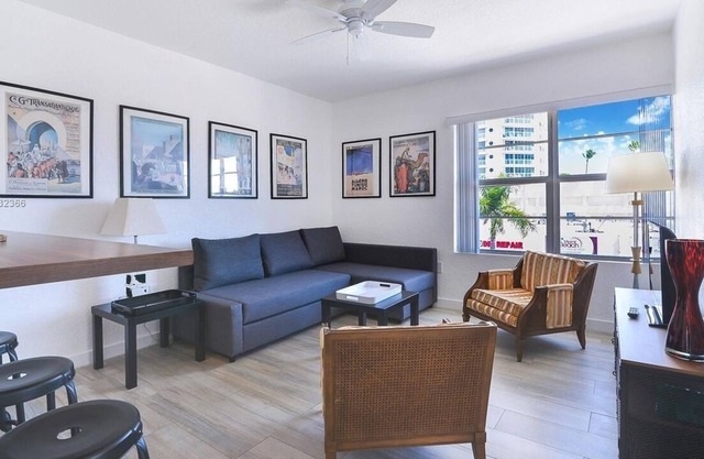 Large Group - 2 Adjacent Units 2mins walk to Beach with Free Street Parking