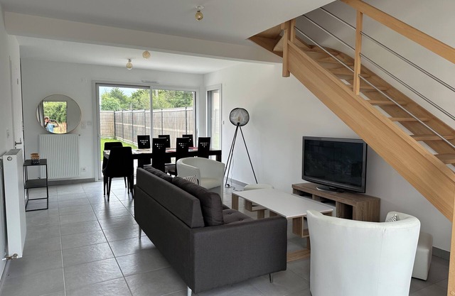 Large house - sleeps 8 - Jacuzzi - near St Malo - 5 mins from the beach